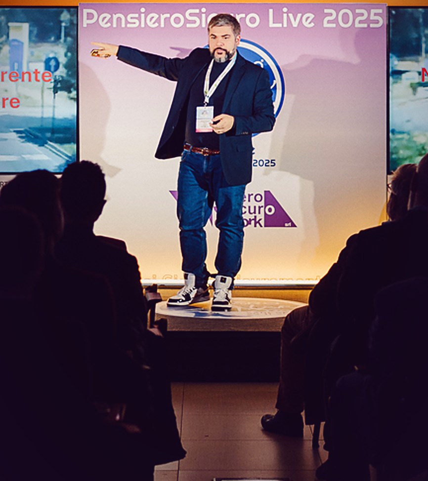 Alessandro Oteri sul palco del PensieroSicuro Live 2025 davanti al pubblico
